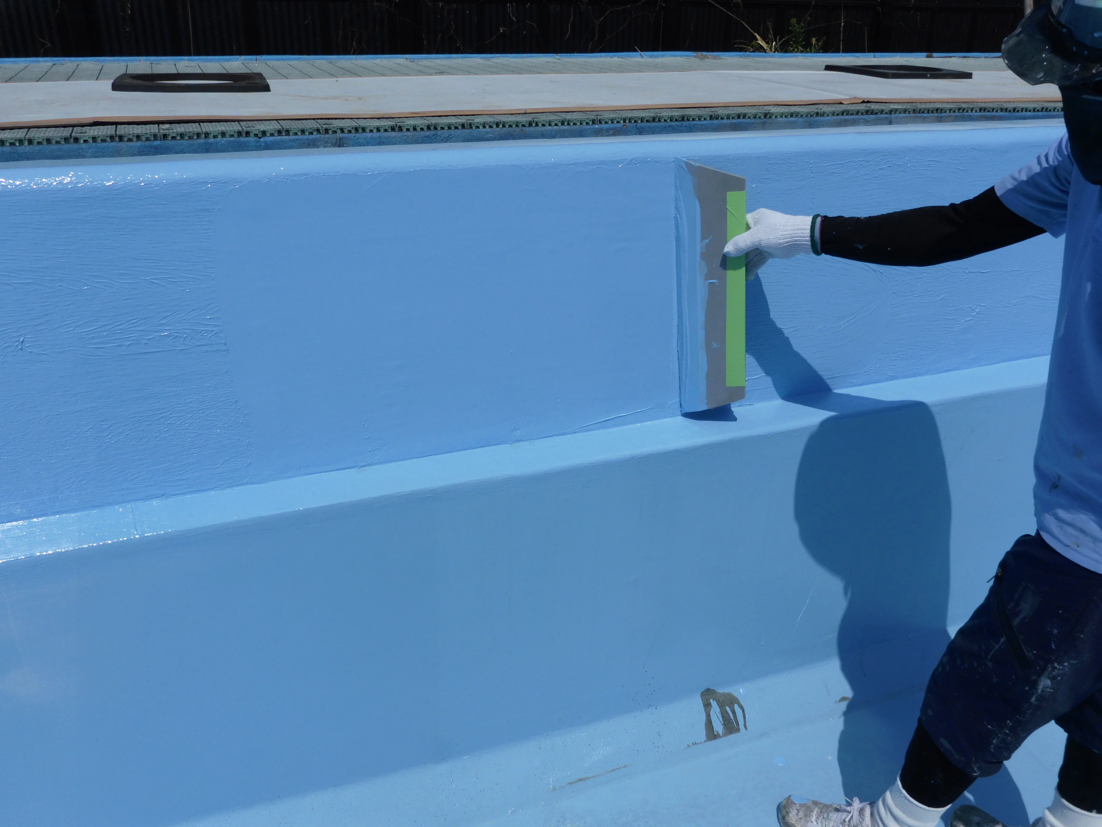 学校プール 施工中（階段塗装）