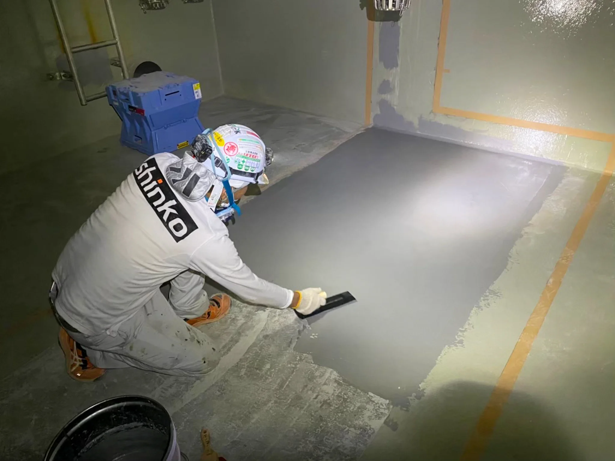 防水工事の施工風景